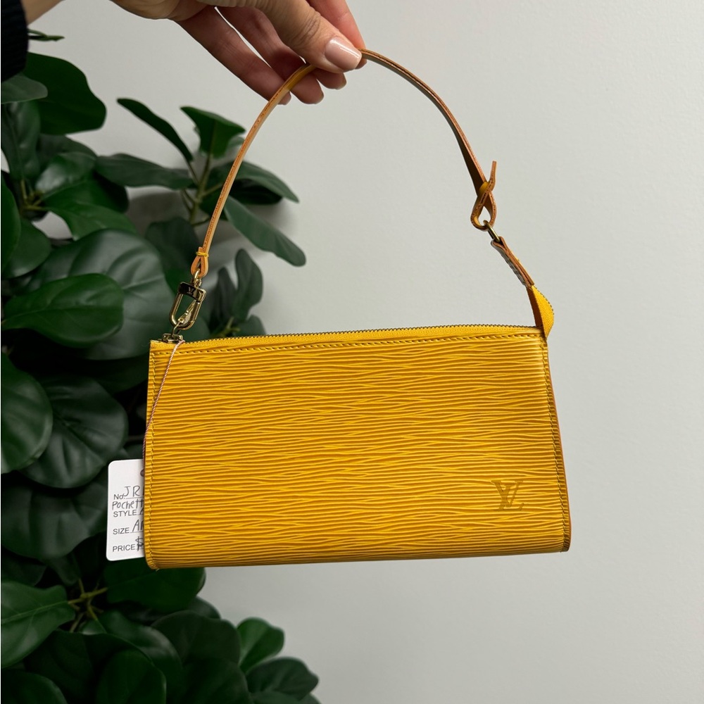 JR10193 Louis Vuitton Epi Pochette Tassil Yellow Leather Preowned Authentic Gold